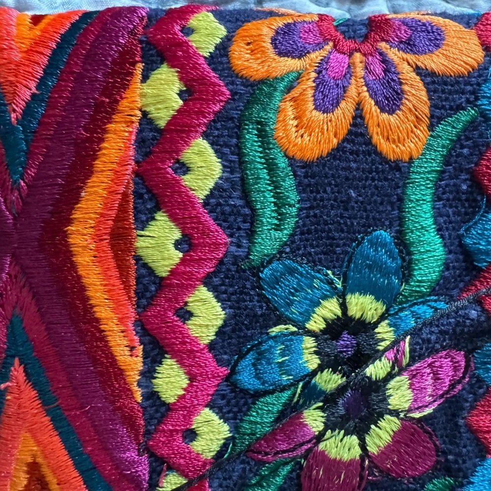 Fun, multicolor, vibrant purse, cross body. Snap closure in front! - Picture 8 of 9